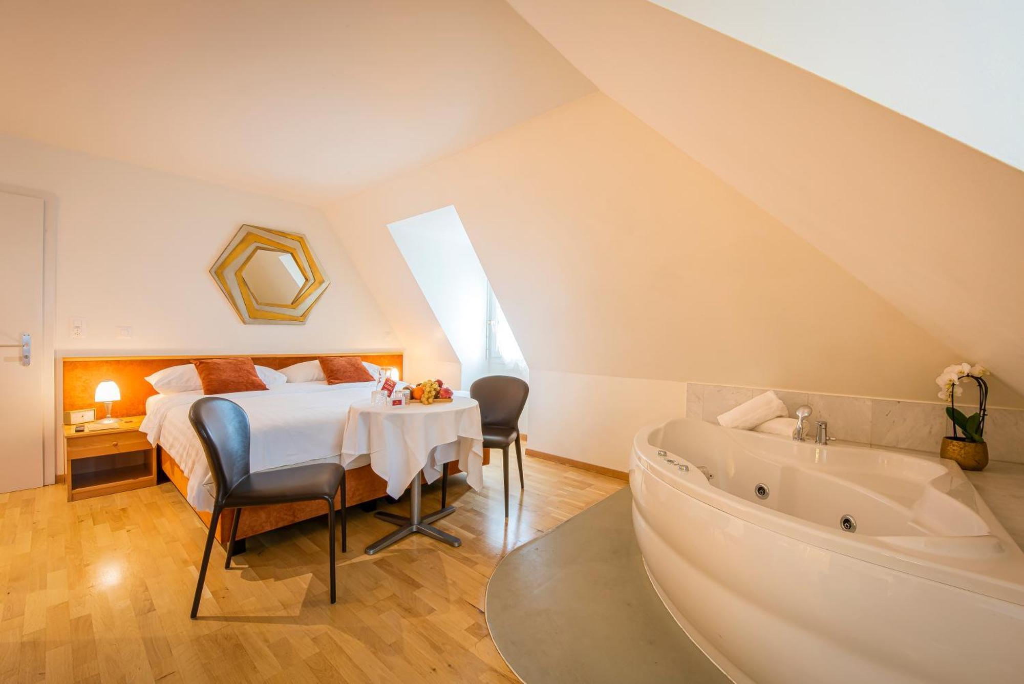 Hotel Du Cheval Blanc - City Center Hotel 3*